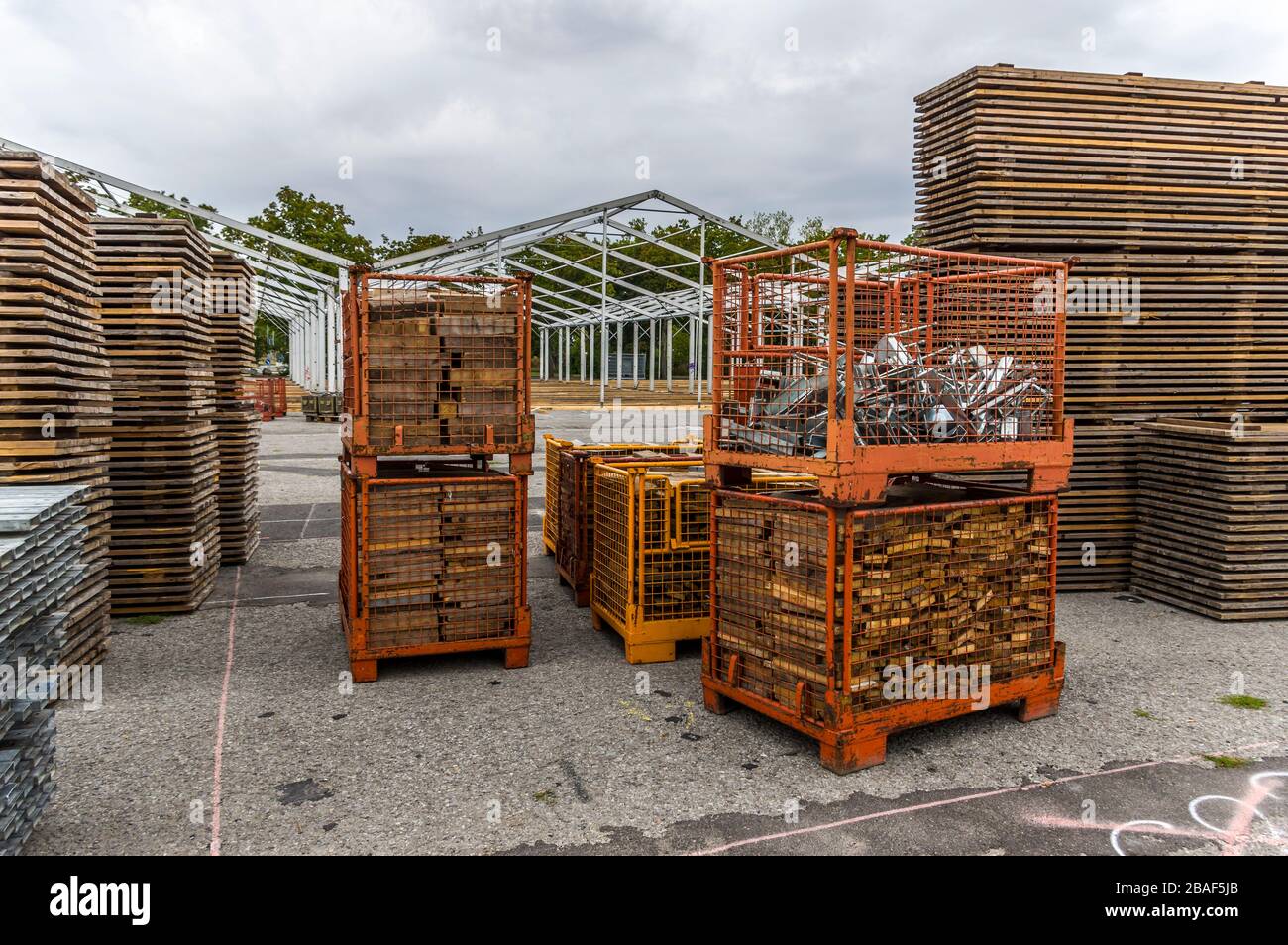 Construction d'une foire régionale, construction de tente, poteaux en bois et planches en bois pour le plancher de tente sur la pile, tentes en arrière-plan, alu Banque D'Images