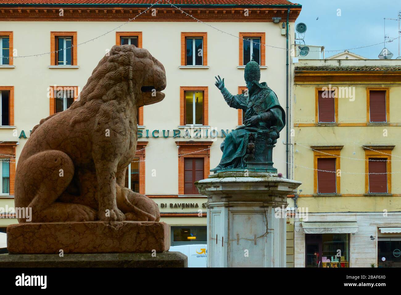 Rimini, Italie - 2 mars 2020: Wiew de la place Cavour à Rimini avec des statues de lion et de pape Paolo V. Banque D'Images