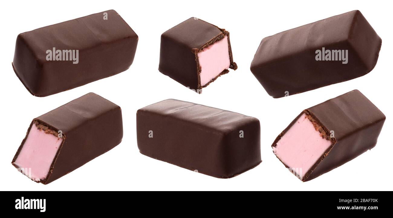 Bonbons au chocolat avec souffles de fraises au lait isolés sur fond blanc Banque D'Images