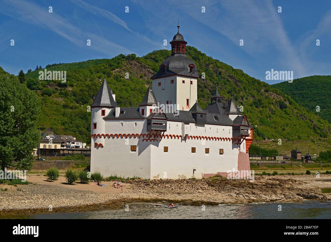 Kaub, Allemagne - 29 mai 2011: Personnes non identifiées sur la petite île du Rhin avec Château Pfalz dans la région du patrimoine mondial de l'UNESCO de la R Banque D'Images