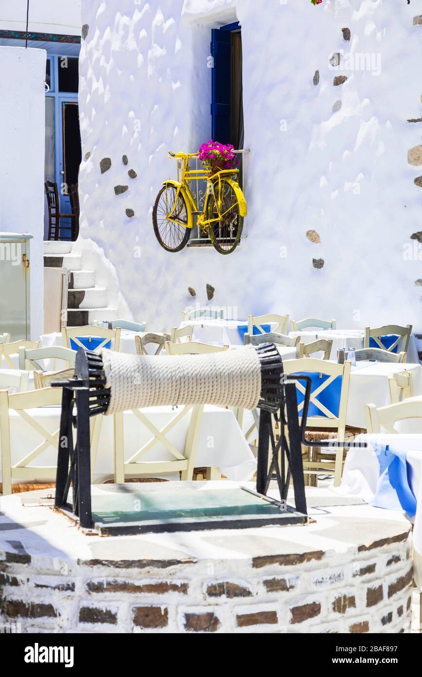 Vieilles rues traditionnelles de l'île de Naxos, vue avec vieux vélo, maison blanche et fleurs, Grèce. Banque D'Images