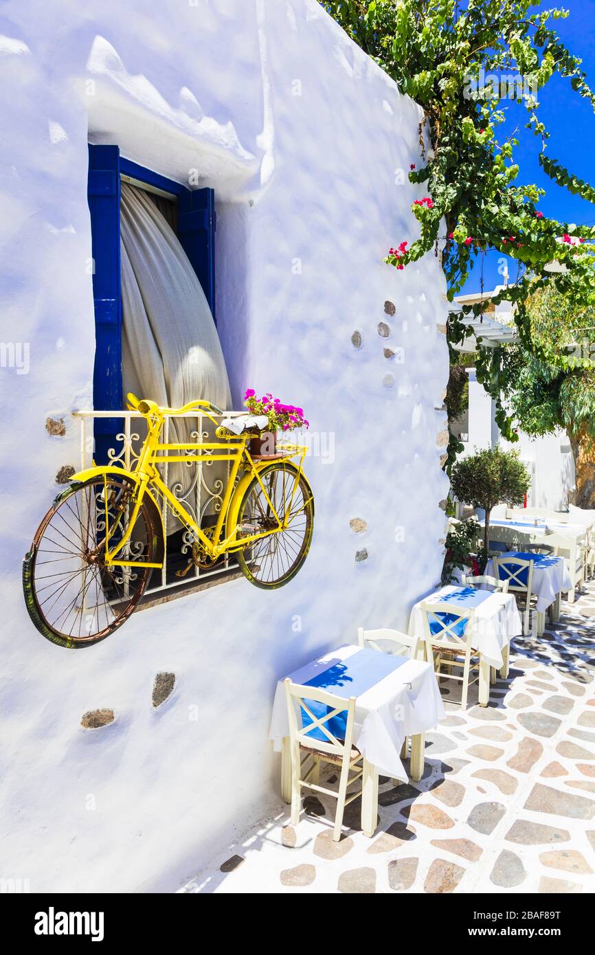 Vieilles rues traditionnelles de l'île de Naxos, vue avec vieux vélo, maison blanche et fleurs, Grèce. Banque D'Images
