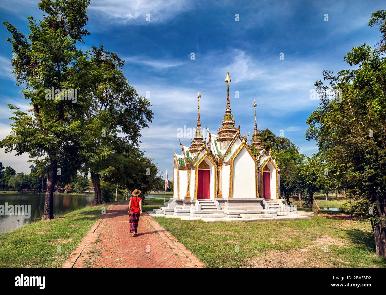 Femme de tourisme en rouge t-shirt et un chapeau autour de temple en Asie du sud-est Banque D'Images