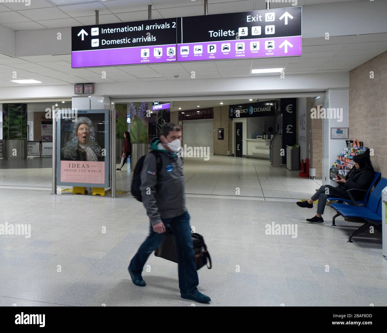 Édimbourg, Écosse, Royaume-Uni. 27 mars 2020. Vue intérieure d'un aéroport d'Edimbourg déserté pendant la pandémie de coronavirus. Avec très peu de vols pendant la crise actuelle de Covid-19 les passagers sont rares dans le terminal. Iain Masterton/Alay Live News Banque D'Images