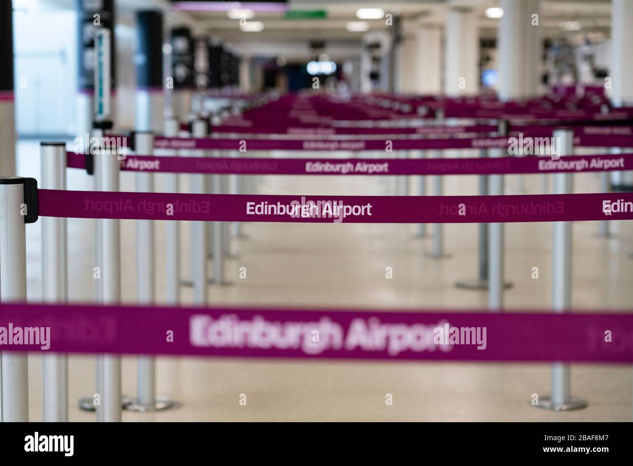 Édimbourg, Écosse, Royaume-Uni. 27 mars 2020. Vue intérieure d'un aéroport d'Edimbourg déserté pendant la pandémie de coronavirus. Avec très peu de vols pendant la crise actuelle de Covid-19 les passagers sont rares dans le terminal. Iain Masterton/Alay Live News Banque D'Images