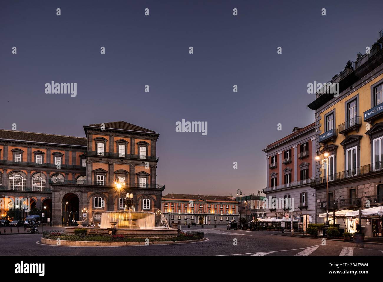 Italie, Naples: Mars 2020 - ville vide pendant le verrouillage en raison de Coronavirus - piazza Trieste e Trento. La Fontana del Carciofo ou la fontaine de l'Arctique Banque D'Images