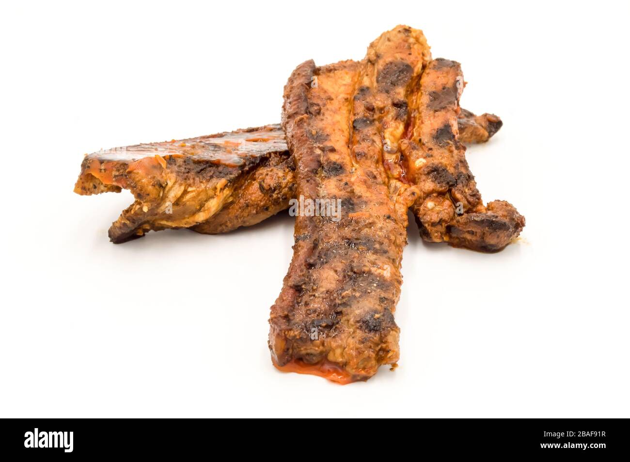 Bacon de porc grillé isolé sur fond blanc, barbecue avec bacon de porc belge Banque D'Images Bacon de porc grillé isolé sur fond blanc, barbecue avec bacon de porc belge Banque D'Images