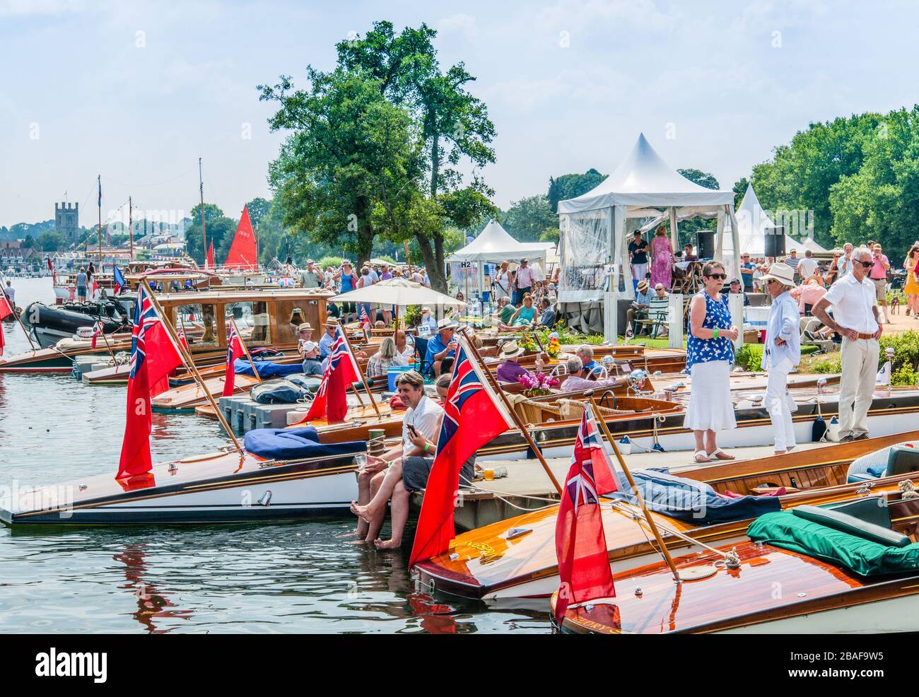 Une journée d'été en anglais - ciel bleu, bateaux, drapeaux rouges et personnes appréciant le rallye traditionnel de bateau sur la Tamise, Henley-on-Thames. 2018. Banque D'Images