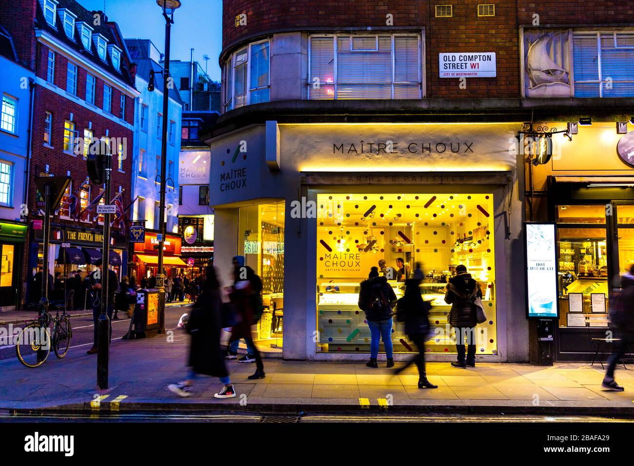 Rue animée de Soho en soirée et devant la pâtisserie Matre Choux eclair Shop, Londres, Royaume-Uni Banque D'Images