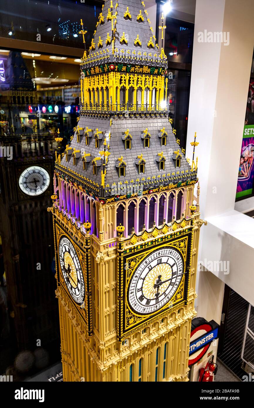 Big Ben est sorti de Lego au Lego Store officiel de Leicester Square, Londres, Royaume-Uni Banque D'Images