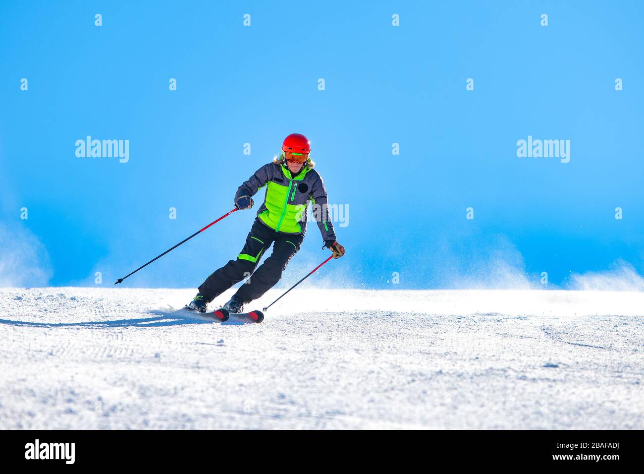 Une fille qui skier sur la piste de ski Banque D'Images