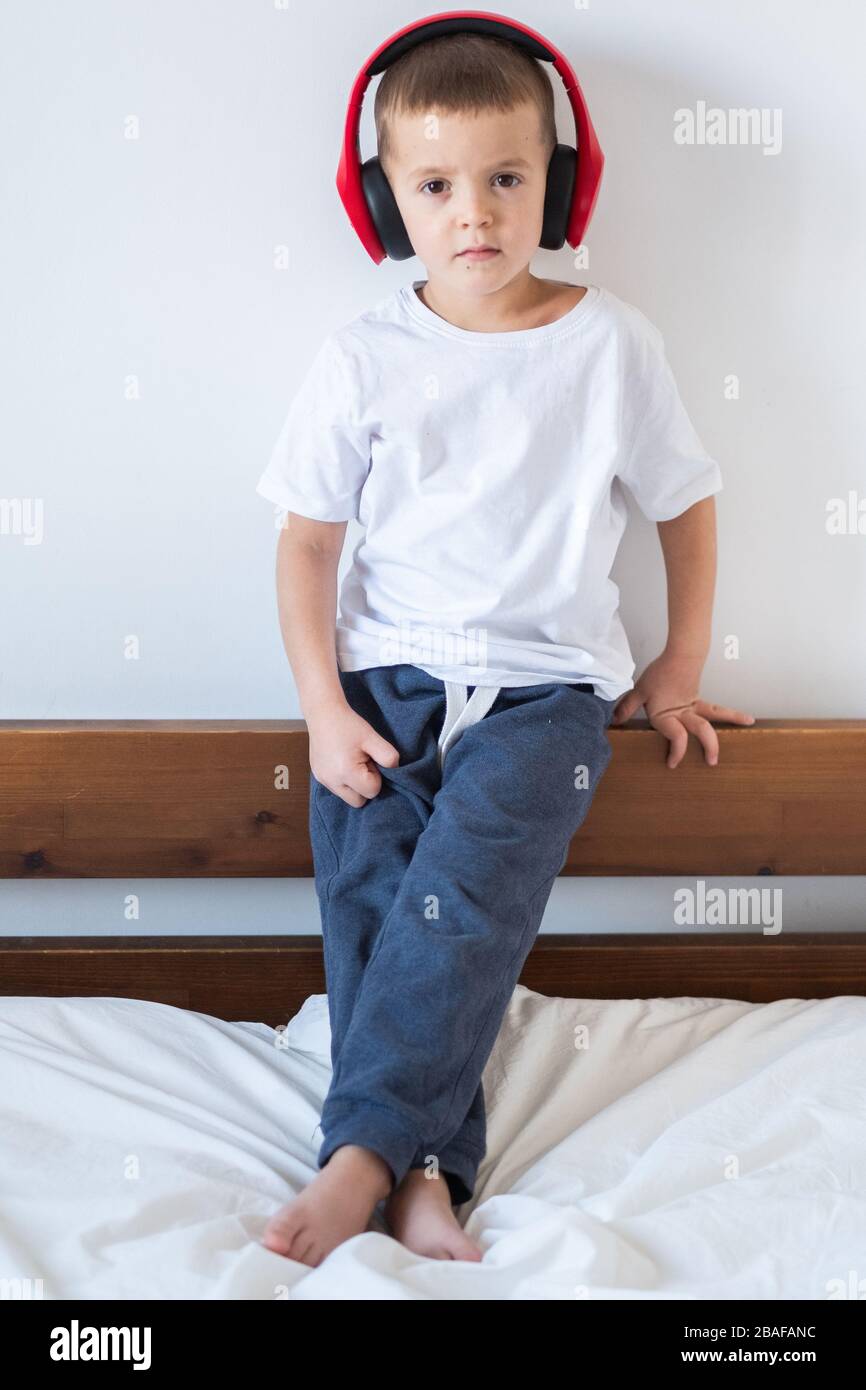 Young boy listening to music on headphones Banque D'Images