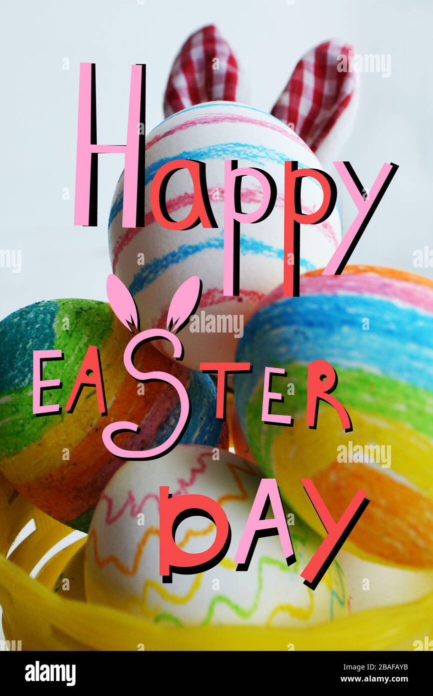 Pâques. Œufs et gâteaux de couleur. Lapin festif. Lettrage, félicitations. Conception pour cartes postales. Banque D'Images