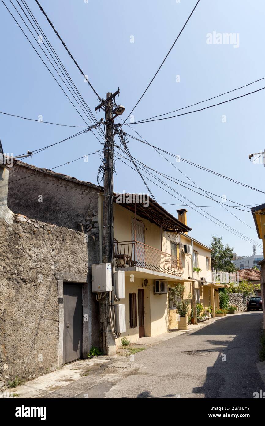 Route avec maisons et poteaux de services publics à Stara Varoš, Podgorica, Monténégro, Europe Banque D'Images