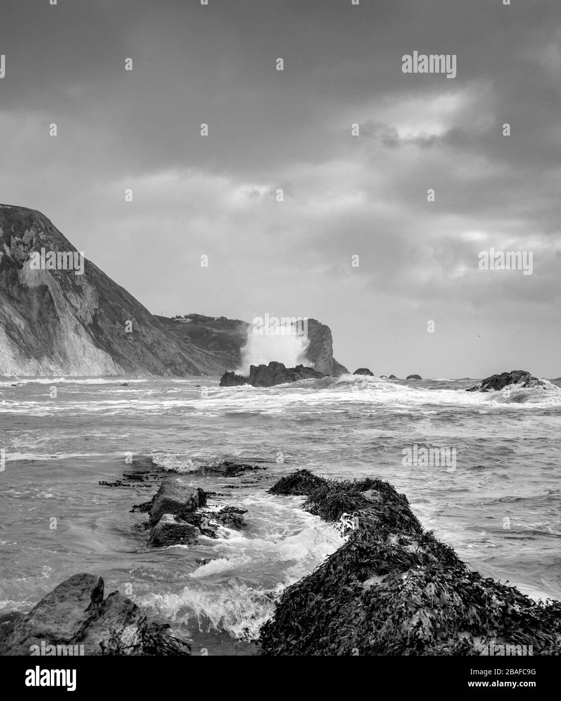 Journée venteuse à Man O War Bay dans Dorset montrant de grandes vagues et des jets Banque D'Images