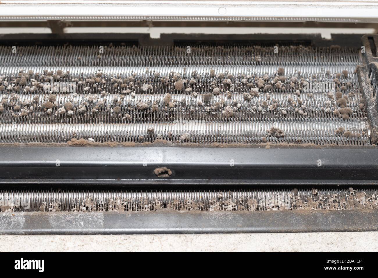 Climatiseur fendu sale avec poussière et champignon. Gros plan sur un  climatiseur qui doit être nettoyé Photo Stock - Alamy