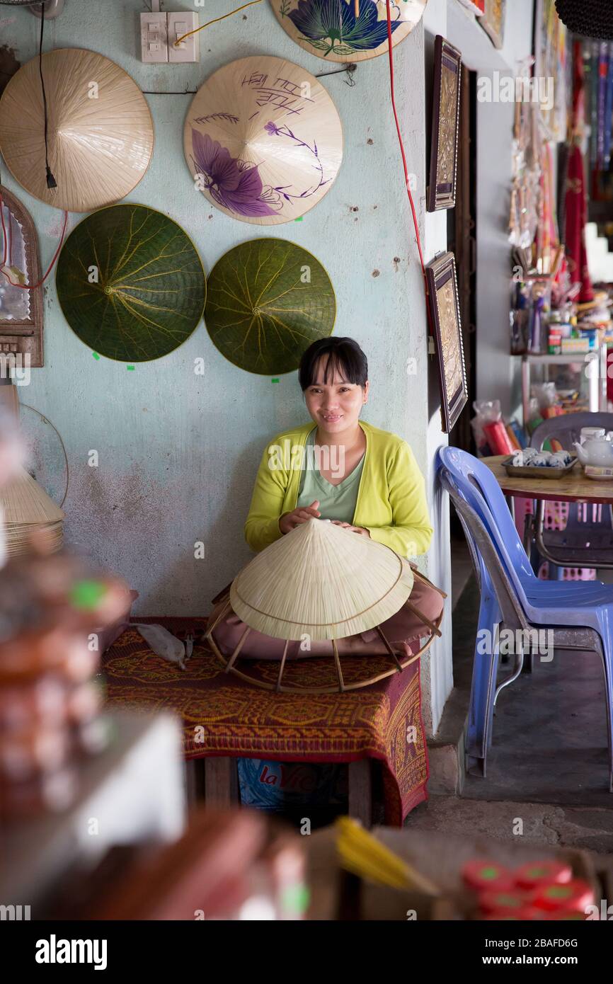 Une femme vietnamienne faisant des chapeaux coniques à Hue Banque D'Images