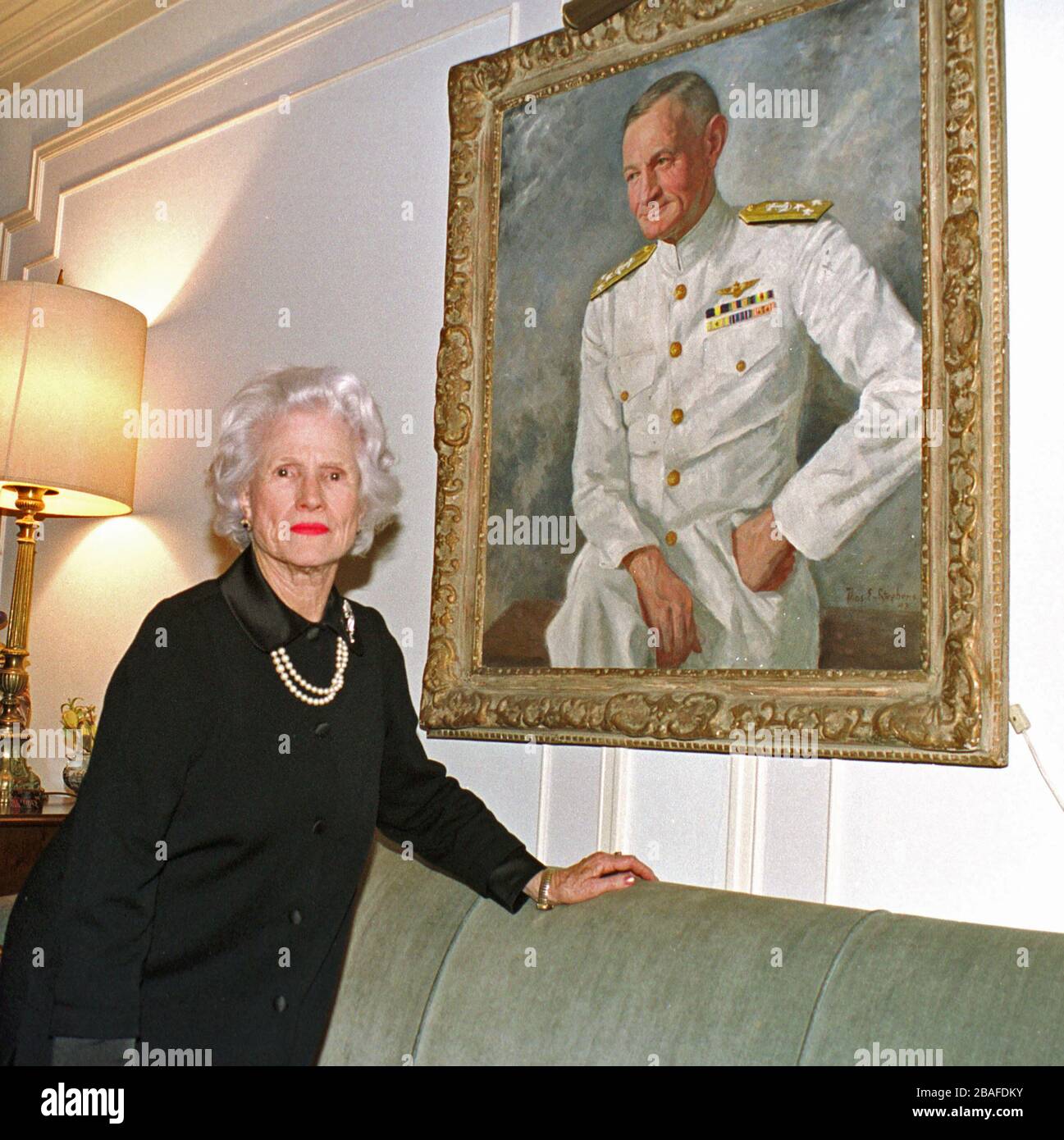Mme John S. McCain, Jr. (Roberta), pose devant un portrait de son défunt mari, le défunt amiral John S. McCain, Jr. De la Marine américaine, Commandant en chef du Commandement du Pacifique (CINCPAC), dans son appartement à Washington, DC, le 18 février 2000. Son fils est le sénateur américain John S. McCain, III (républicain de l'Arizona). Crédit: Ron Sachs/CNP | usage dans le monde entier Banque D'Images