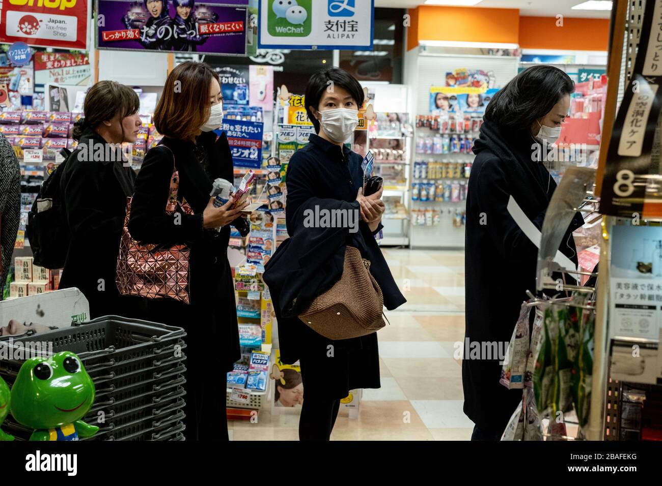 Les personnes portant un masque facial par mesure de précaution contre la propagation de la file d'attente de Coronavirus dans un supermarché après que le gouvernement local de Tokyo a demandé au citoyen de rester chez lui et de ne pas sortir si nécessaire ce week-end prochain.les inquiétudes se multiplient sur les cas croissants de Coronavirus (COVID-19) au Japon. De nombreux pays ont fermé leurs frontières au Japon et la pandémie croissante a attiré l'attention du public sur le nombre réel de cas de coronavirus au Japon qui pourraient être beaucoup plus élevés. Banque D'Images