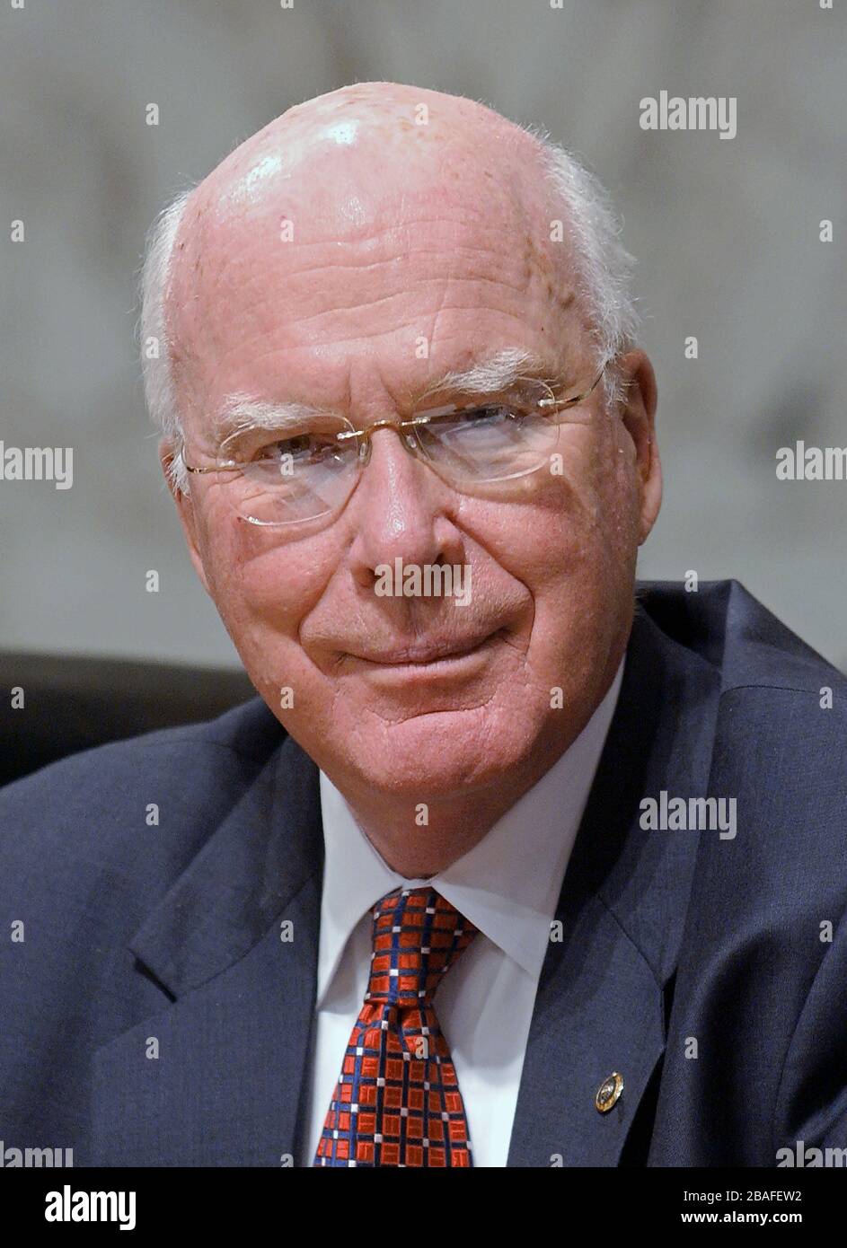 Le sénateur des États-Unis Patrick Leahy (démocrate du Vermont), membre du rang de la Commission du Sénat des États-Unis sur la magistrature, écoute les témoignages lors de l'audience sur la nomination du juge John G. Roberts, Jr. À titre de juge en chef des États-Unis à Washington, DC le 13 septembre 2005.crédit : Ron Sachs / CNP (RESTRICTION: PAS de journaux ou journaux New York ou New Jersey dans un rayon de 120 milles de New York City) | usage dans le monde entier Banque D'Images