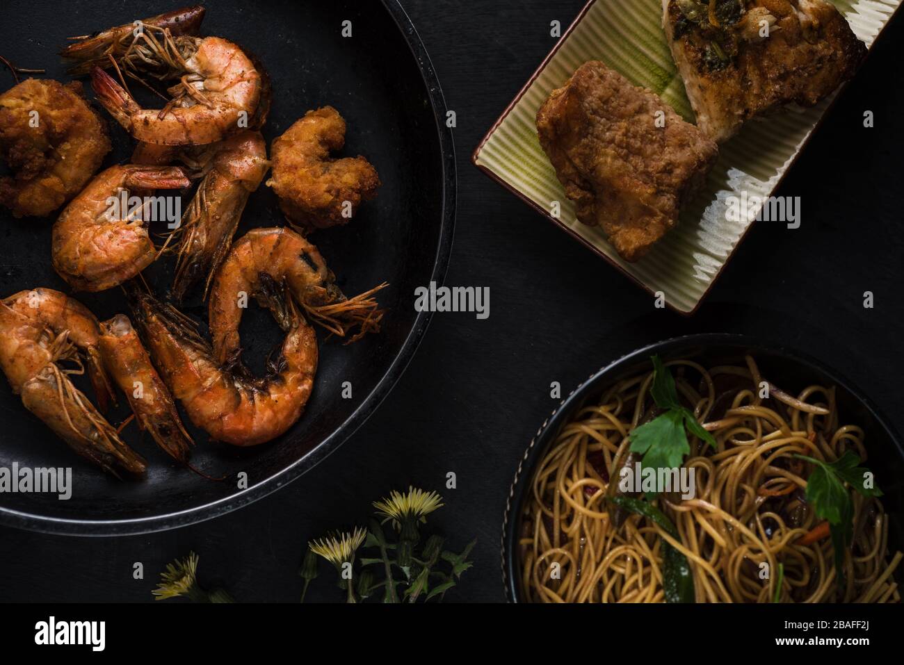 Le Scampi de crevettes est un plat asiatique rapide et facile qui peut être servi avec des nouilles Banque D'Images Le Scampi de crevettes est un plat asiatique rapide et facile qui peut être servi avec des nouilles Banque D'Images