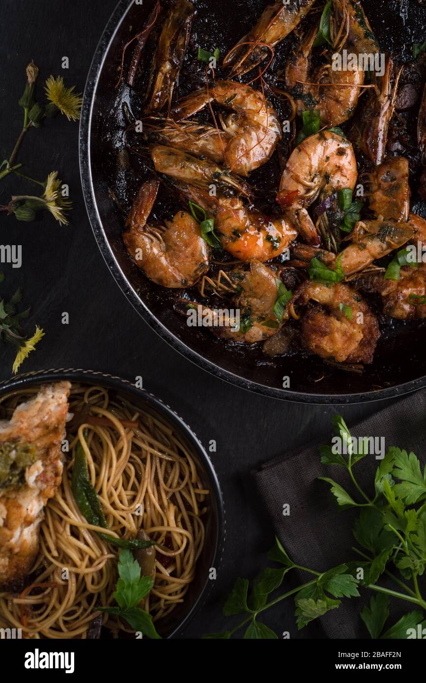 Le Scampi de crevettes est un plat asiatique rapide et facile qui peut être servi avec des nouilles Banque D'Images Le Scampi de crevettes est un plat asiatique rapide et facile qui peut être servi avec des nouilles Banque D'Images