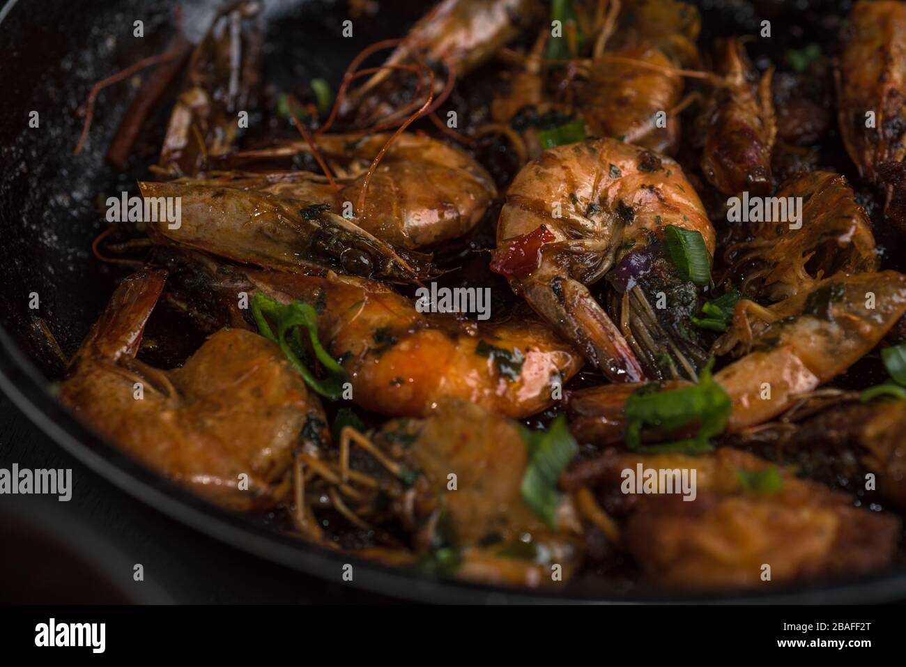 Le Scampi de crevettes est un plat asiatique rapide et facile qui peut être servi avec des nouilles Banque D'Images