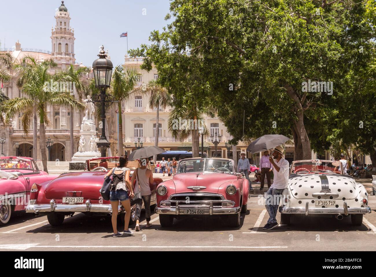 Touristes à la Havane, voitures américaines classiques, voitures anciennes des années 1950 à Parque Central, la Vieille Havane, Cuba Banque D'Images