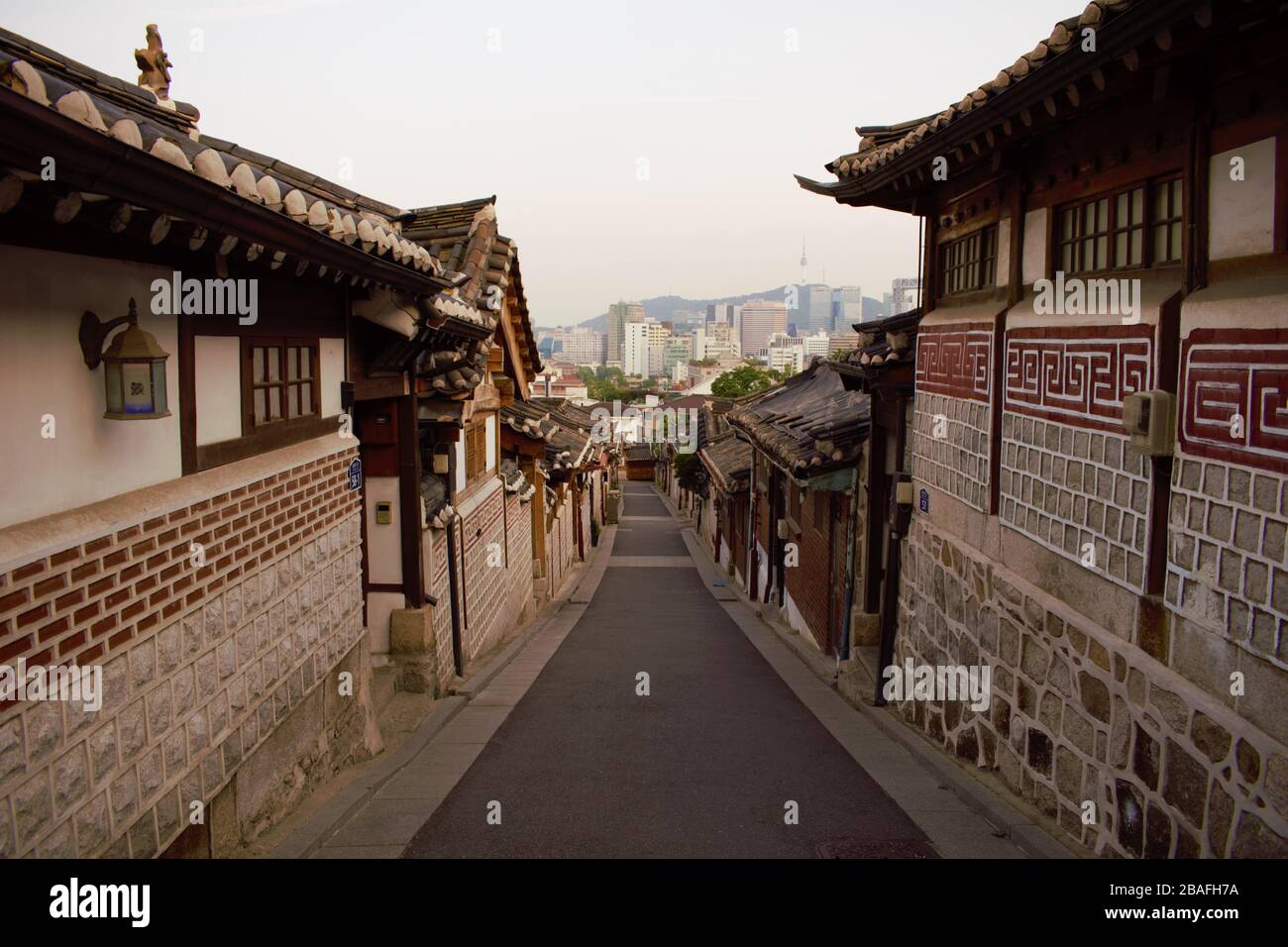 Vue sur le centre-ville de Séoul depuis le village de Bukchon Hanok Banque D'Images