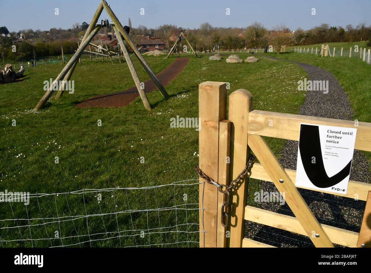 Aire de jeux pour enfants fermée, cadenassée et vide en raison de l'épidémie du virus corona. 26 mars 2020. Frome, Somerset, Royaume-Uni Banque D'Images