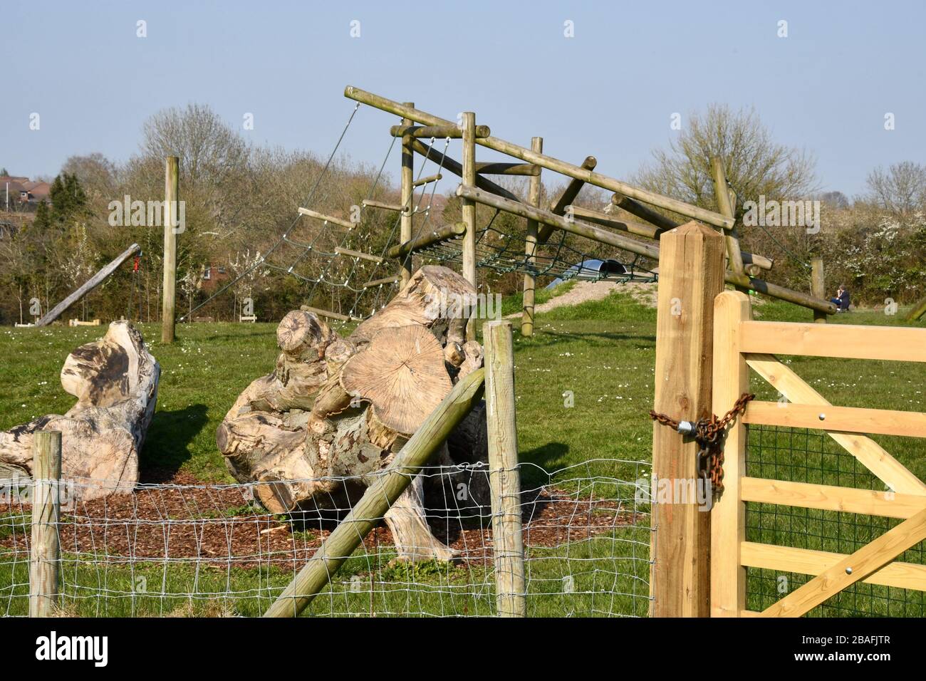 Aire de jeux pour enfants fermée, cadenassée et vide en raison de l'épidémie du virus corona. 26 mars 2020. Frome, Somerset, Royaume-Uni Banque D'Images