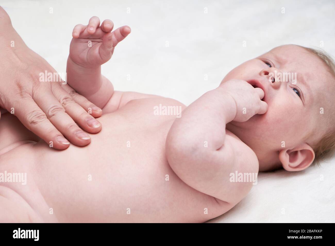 Femme Faisant Un Massage Contre Le Ventre Colique Pleurant Bebe Gros Plan Photo Stock Alamy