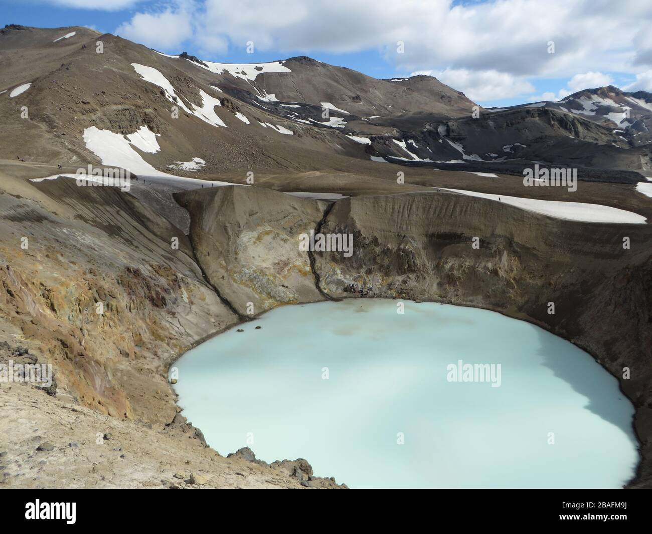 Cratère bleu clair turquoise Viti / caldeira au lac de montagne Öskjuvatn du volcan Askja en Islande avec des montagnes en arrière-plan, neige, ciel nuageux Banque D'Images