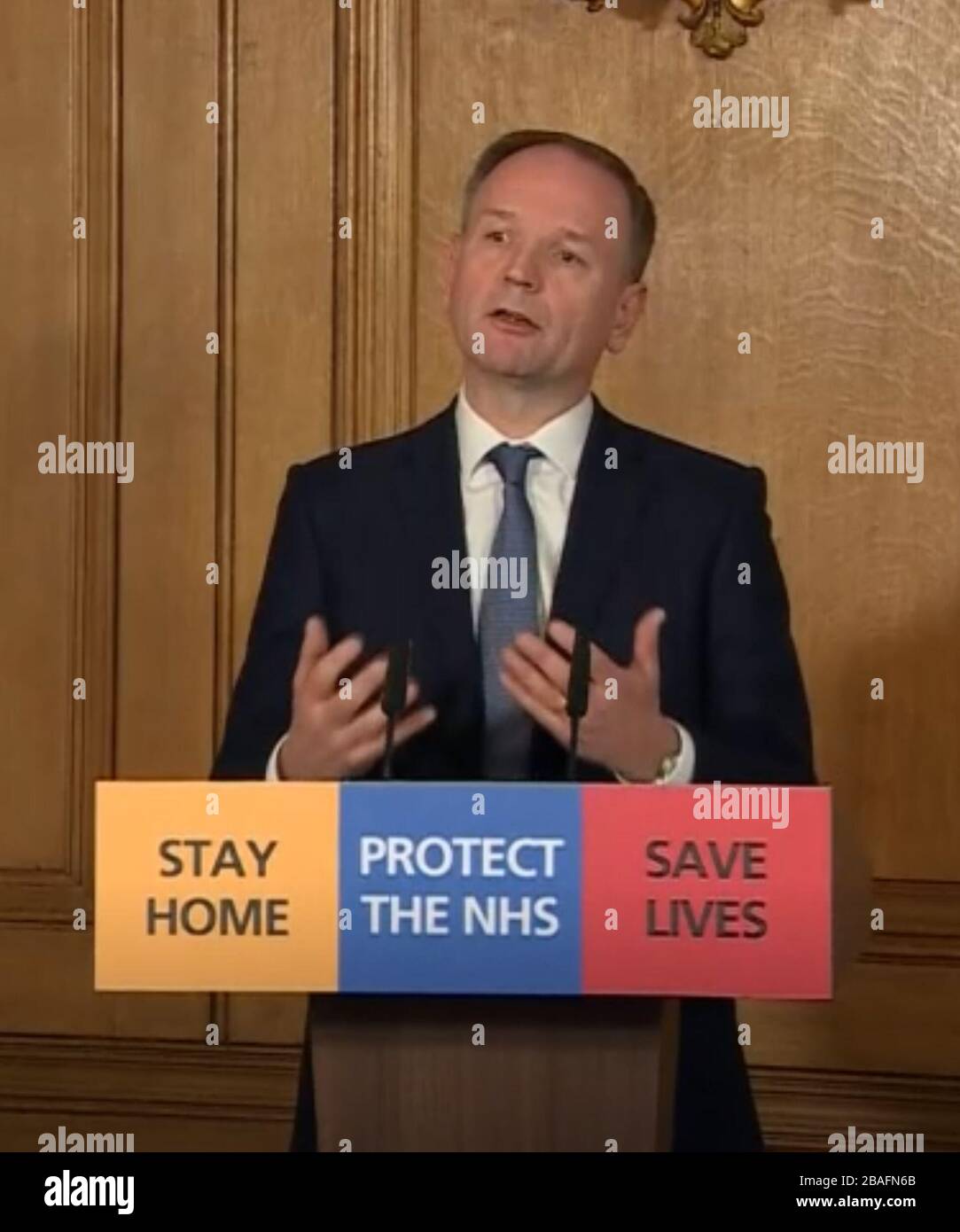 Capture d'écran du directeur général de NHS Angleterre Simon Stevens répondant aux questions des médias par le biais d'un lien vidéo lors d'un exposé médiatique à Downing Street, Londres, sur le coronavirus (COVID-19). Banque D'Images