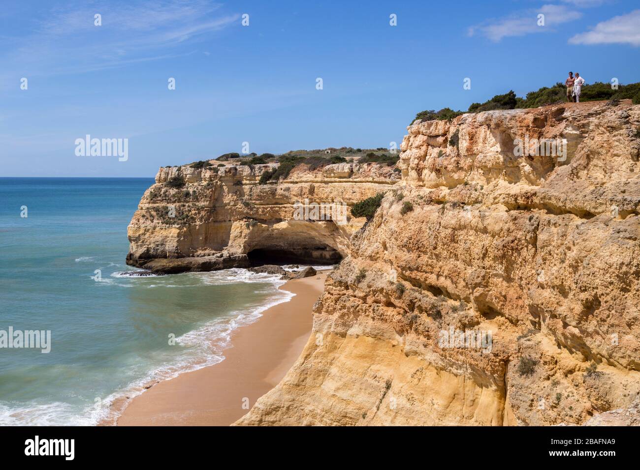 Couple sur le sommet de la falaise sur la côte à pied à l'est d'Alporchinhas, Algarve, Portugal Banque D'Images