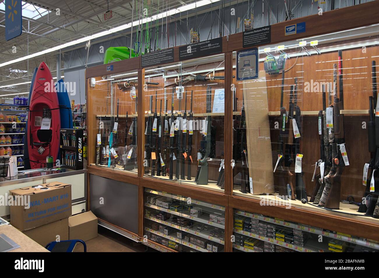 Norton, Virginie/États-Unis d'Amérique-29 février 2020: Le cas des armes à feu/armes à feu dans le département des articles de sport d'un Walmart en Virginie. Banque D'Images