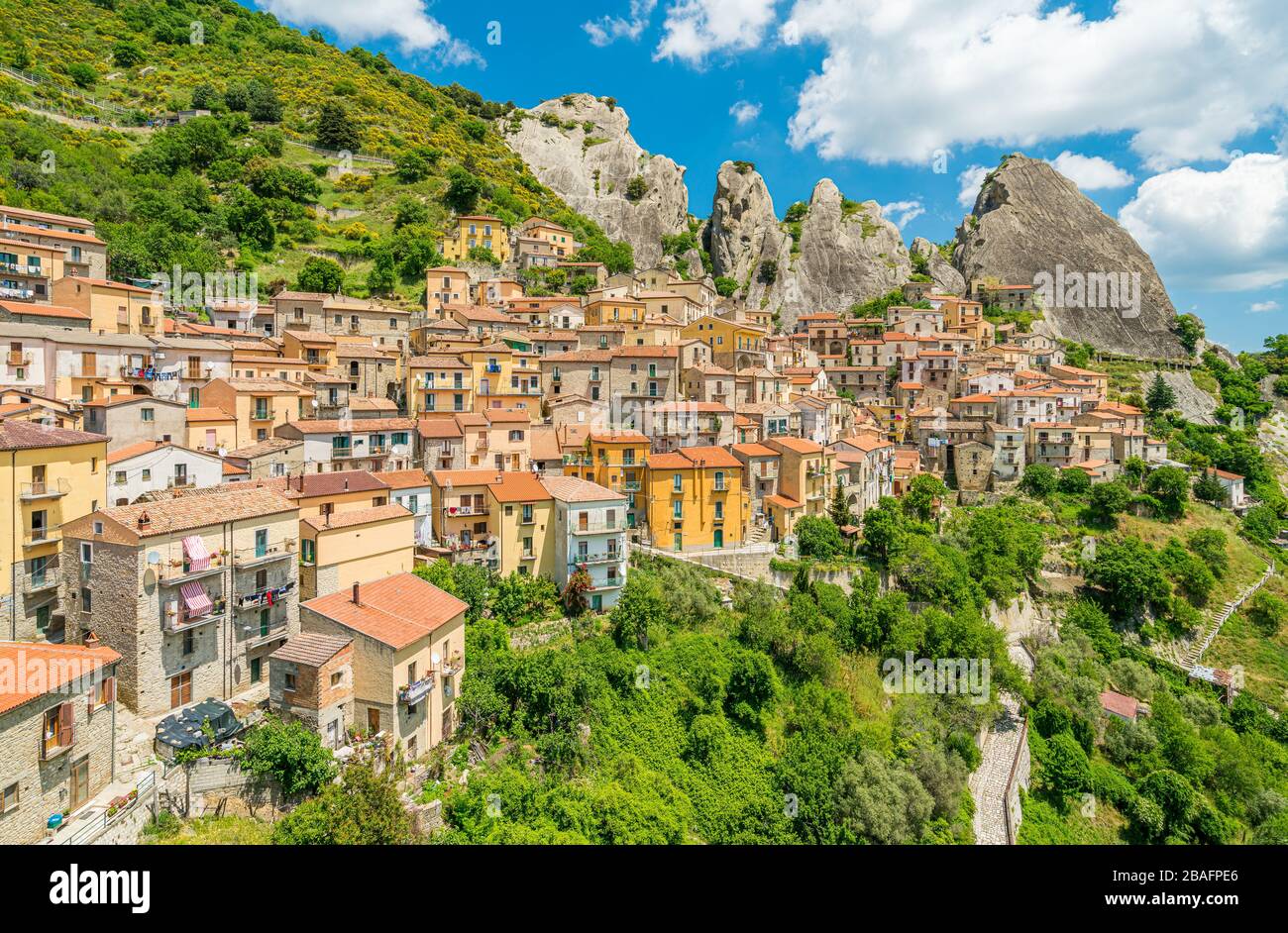 Vue panoramique sur Castelmezzano, province de Potenza, dans le sud de la région italienne de Basilicate. Banque D'Images