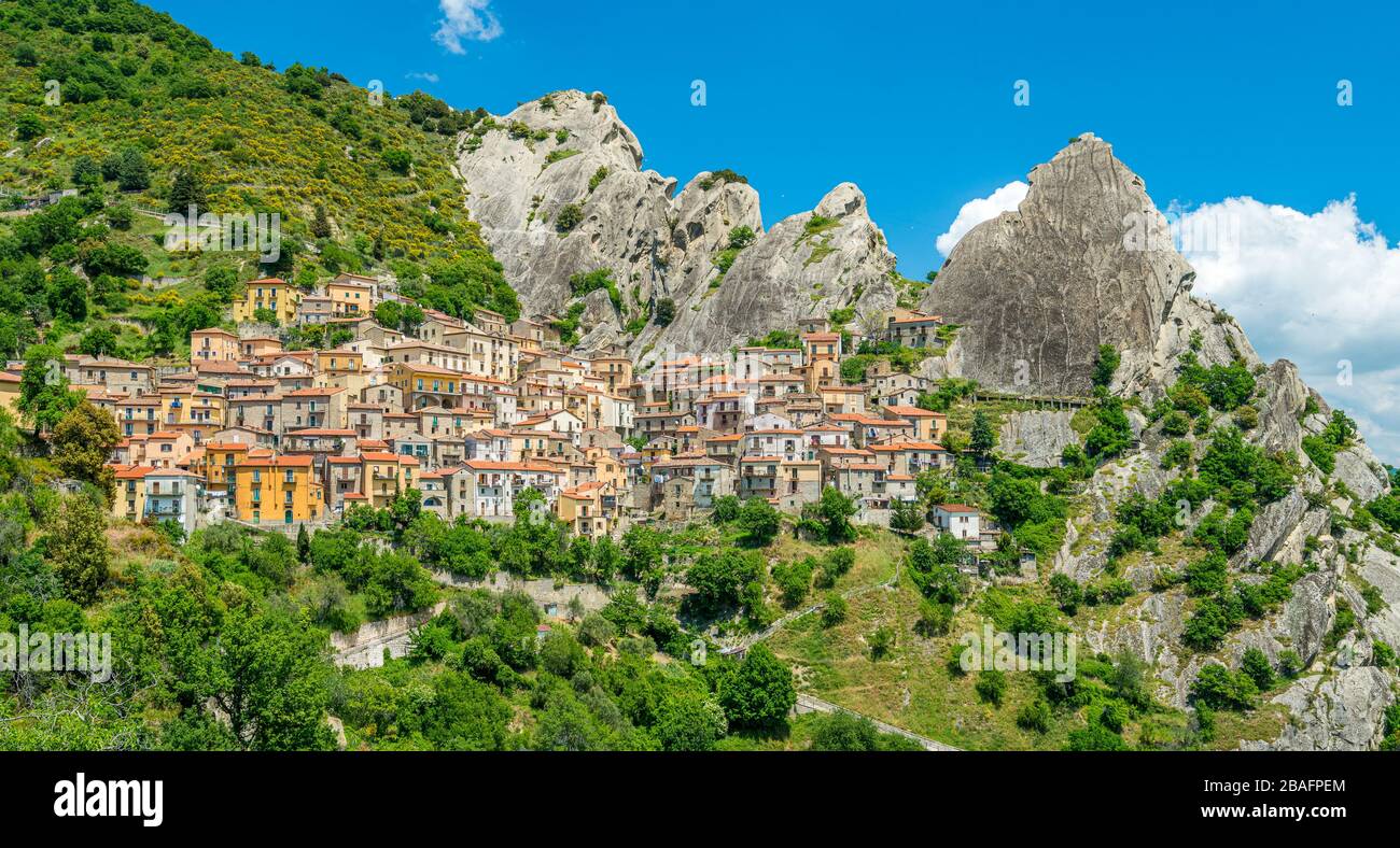 Vue panoramique sur Castelmezzano, province de Potenza, dans le sud de la région italienne de Basilicate. Banque D'Images