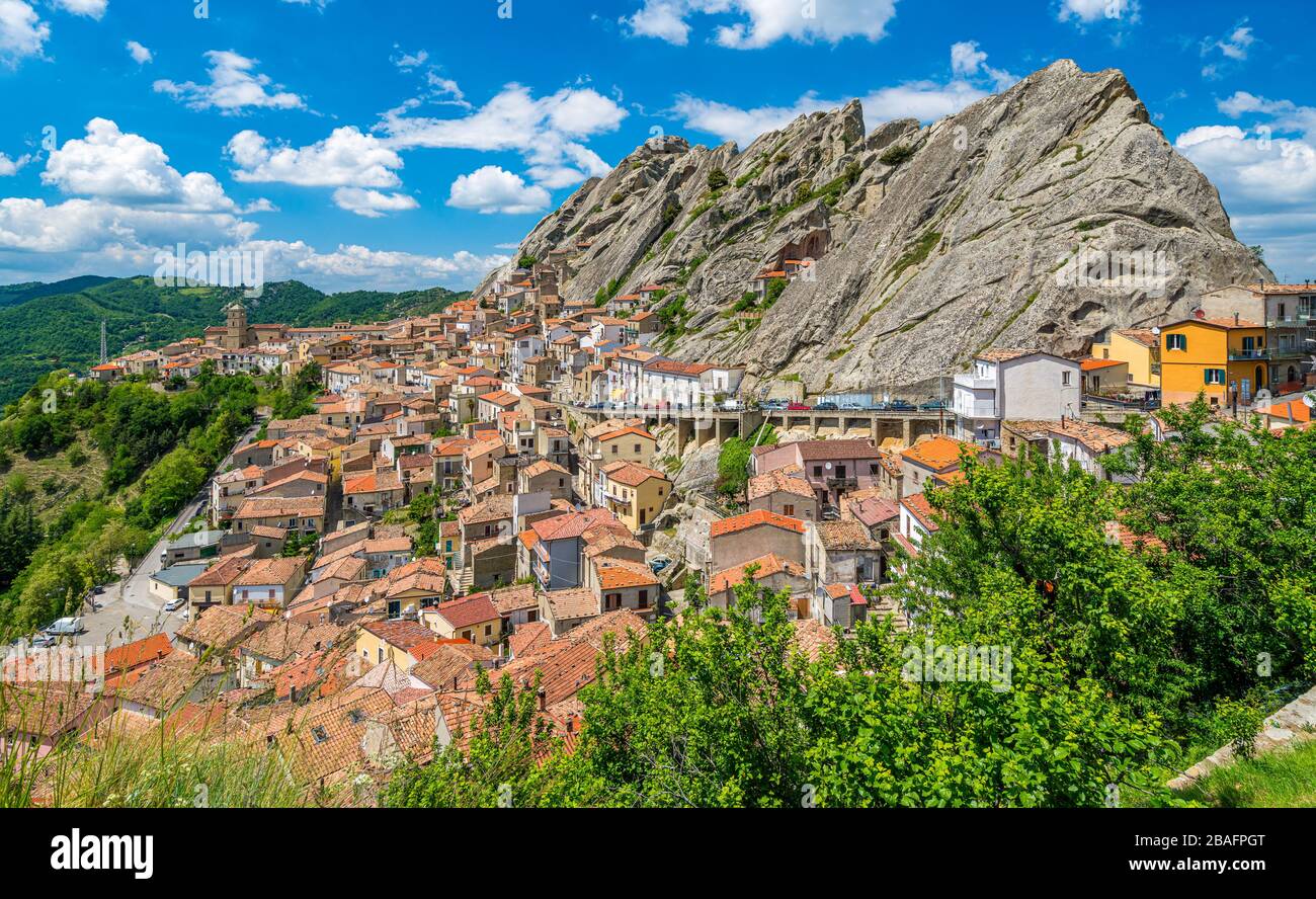 Vue panoramique à Pietrapertosa, petit village sur les Dolomites de Lucanian, province de Potenza, Basilicata, Italie. Banque D'Images