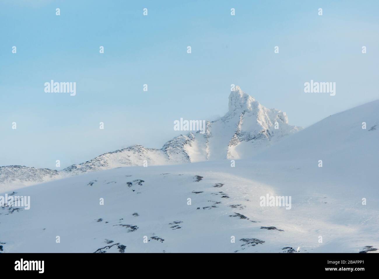 Vue sur les montagnes enneigées d'un bateau de croisière dans le Ramfjord, un petit fjord près de la ville de Tromso dans le comté de Troms og Finnmark, Norvège. Banque D'Images
