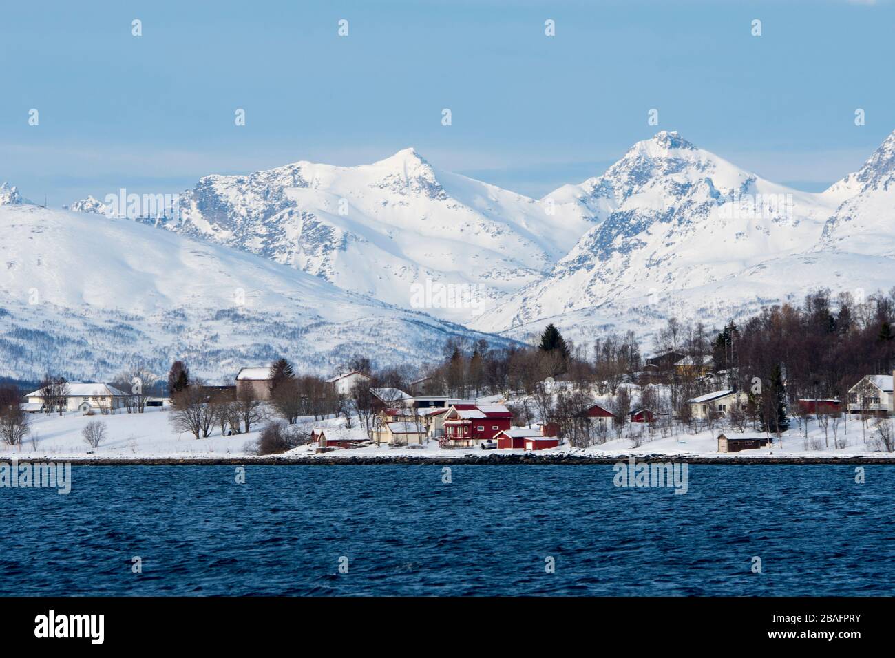 Vue sur les maisons le long du rivage du fjord de Tromso, près de la ville de Tromso, dans le comté de Troms og Finnmark, Norvège. Banque D'Images