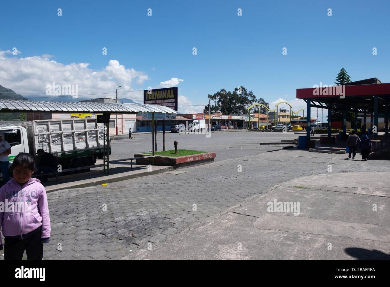 Le terminal de bus Cotacachi déserté n'a pas de bus en raison des restrictions de mouvement de Coronavirus et personne n'attend sur la gauche pour les camions de taxi Banque D'Images
