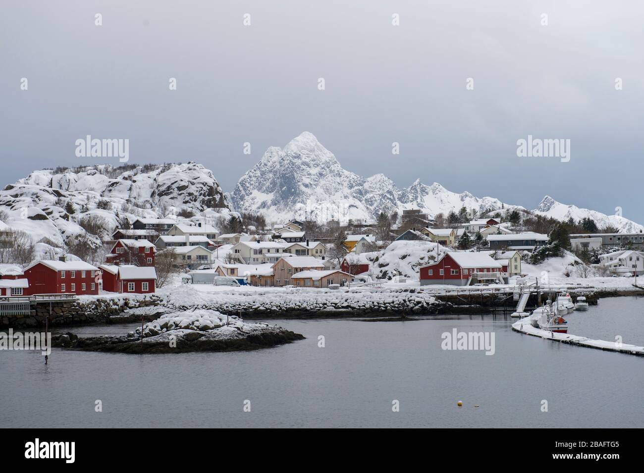 Vue en hiver du petit village de Kabelvag près de Svolvaer, dans les îles Lofoten, comté de Nordland, Norvège. Banque D'Images