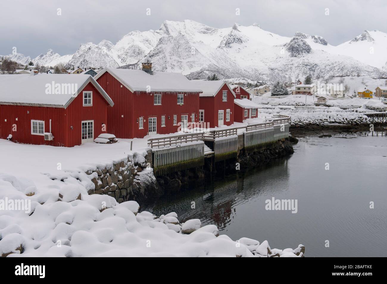 Vue en hiver du petit village de Kabelvag près de Svolvaer, dans les îles Lofoten, comté de Nordland, Norvège. Banque D'Images