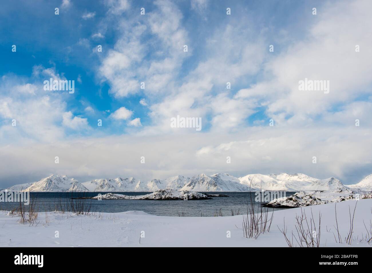 Scène d'hiver avec vue sur la mer de Norvège et les montagnes enneigées près de Henningsvaer, un petit village de pêcheurs près de Svolvaer, dans les Lofoten est Banque D'Images