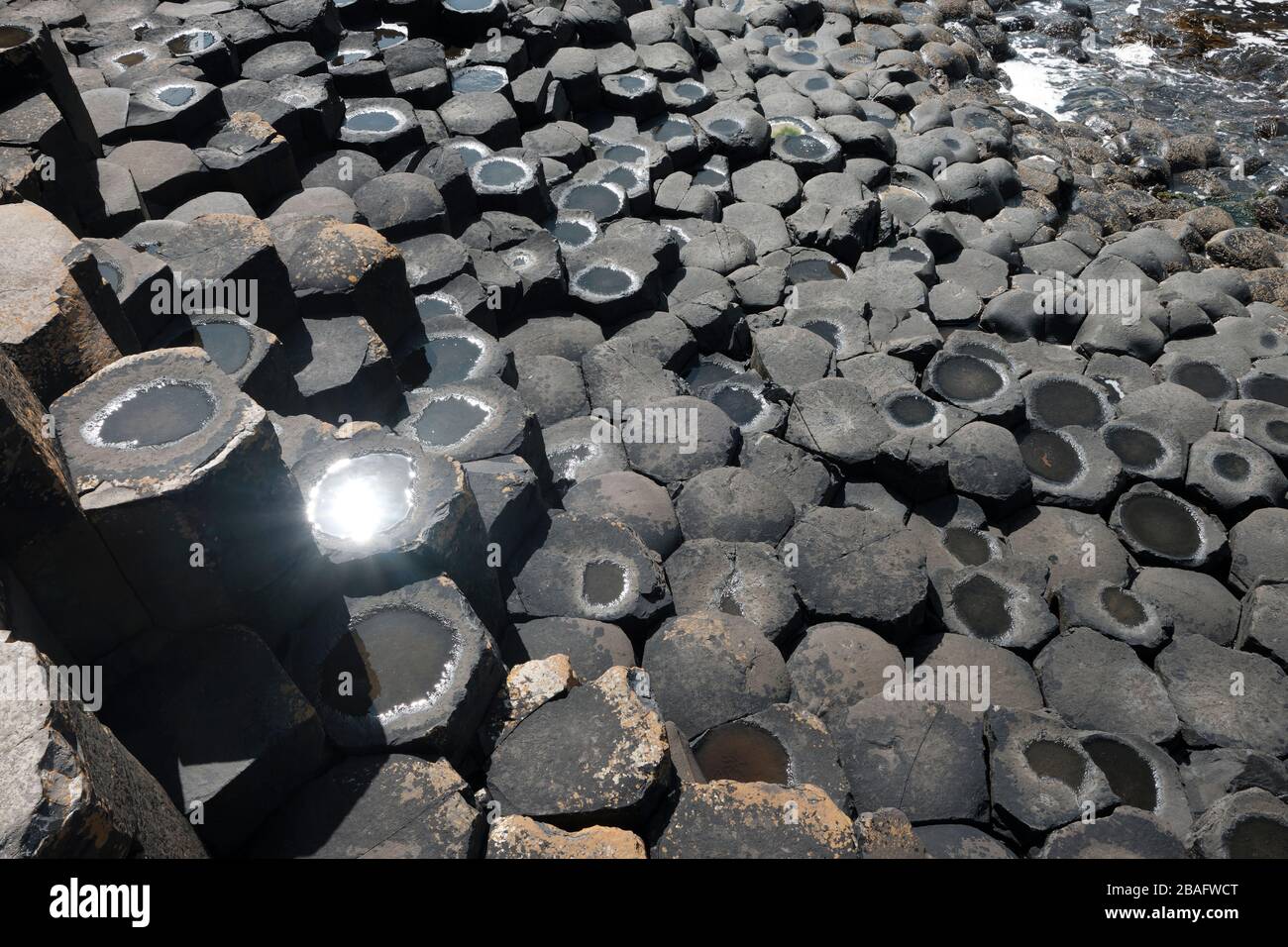 Formation de colonnes basaltiques en Irlande du Nord. C'est le résultat d'une ancienne éruption volcanique fissure. Banque D'Images