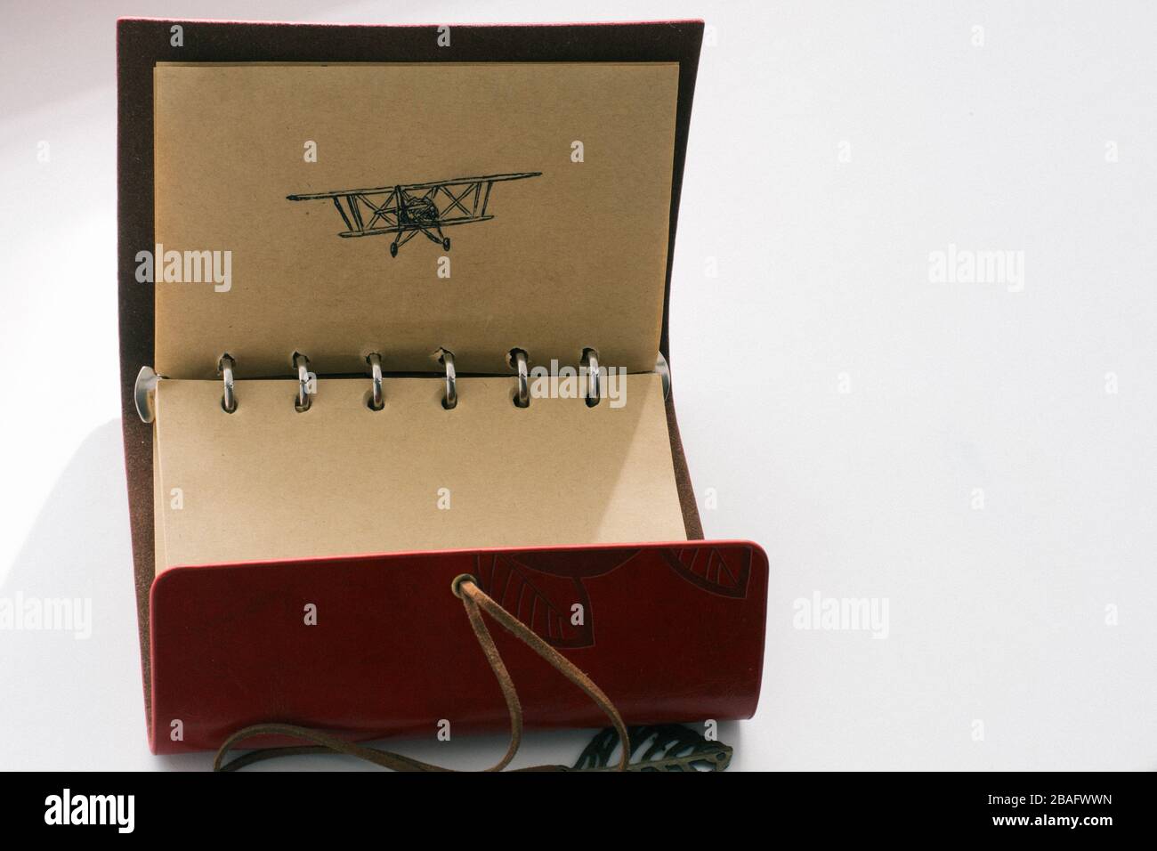 Carnet en cuir avec photo en stylo noir d'un avion. Prêt à ajouter du texte ou de la maquette. Banque D'Images