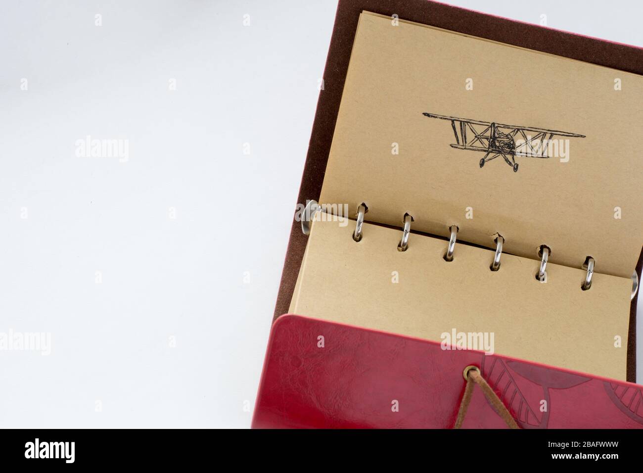 Carnet en cuir avec photo en stylo noir d'un avion. Prêt à ajouter du texte ou de la maquette. Banque D'Images