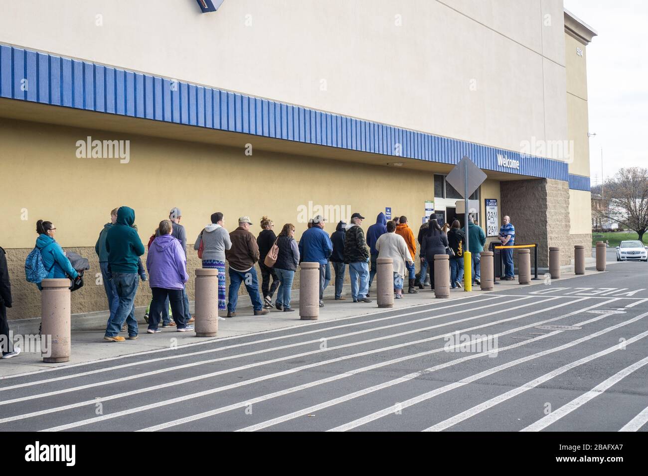 Reading, Berks County, Pennsylvanie, États-Unis - 21 mars 2020: Grand groupe de personnes en attente d'ouvrir le magasin pour acheter des fournitures à la boutique locale de boîtes Banque D'Images