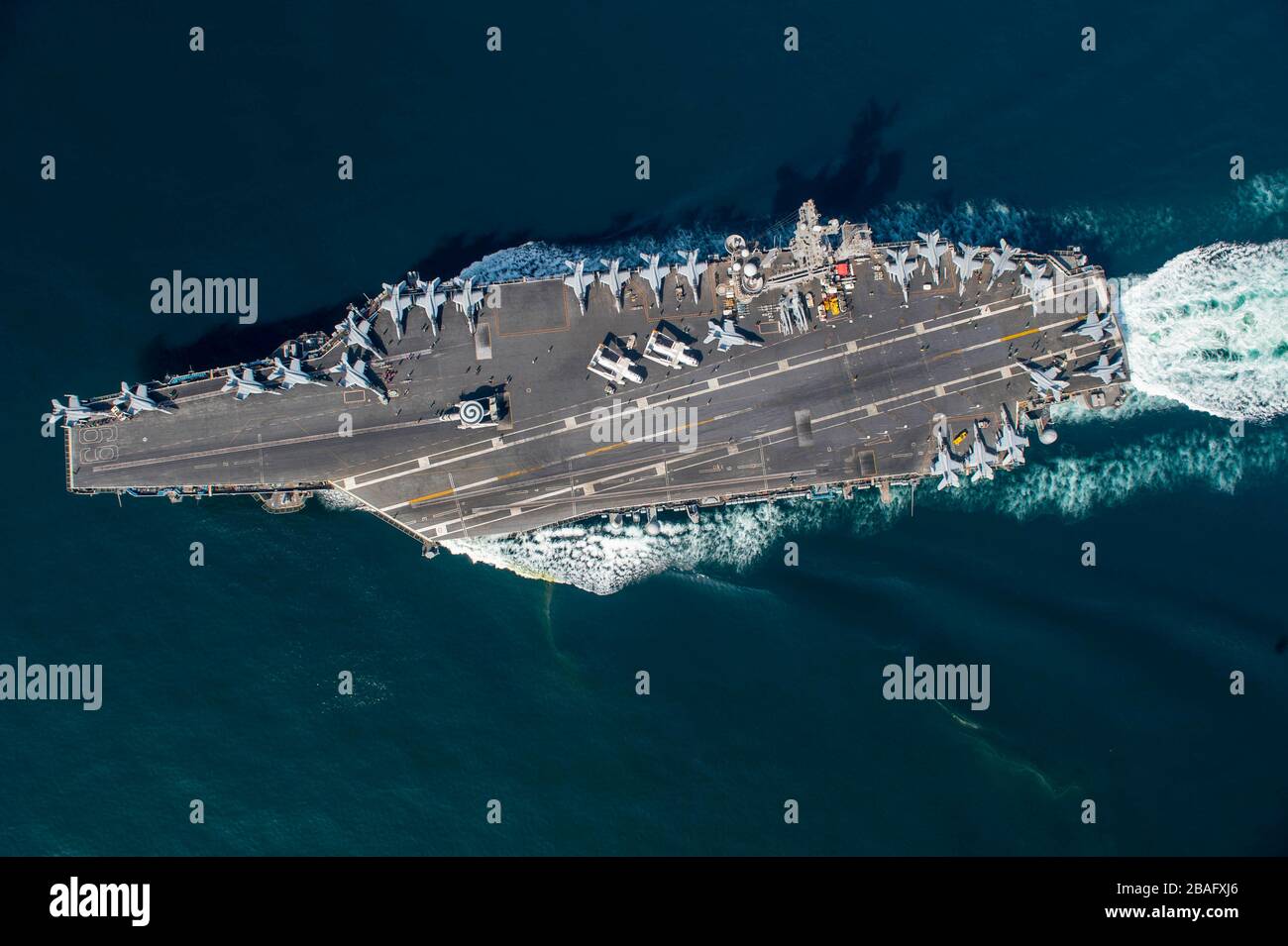 Le porte-avions de classe Nimitz de la marine américaine USS Dwight D. Eisenhower pendant un transit le 18 mars 2020 en mer d'Arabie. Banque D'Images